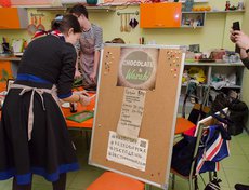 Ресторатор Маргарита Захарова в кафе «Шоколад и васаби» не только кормила гостей онигири, свежеприготовленными сырниками и конфетами ручной работы, но также показывала в соседней комнате фильмы «Шоколад» и «Васаби»