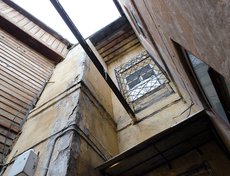 Девушки гордились местоположением ресторанчика: «Специально выбрали этот закуток, здесь абсолютно питерская обстановка»