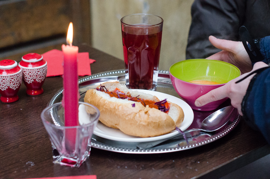 В Red owl подавали только «красную» еду. Это овощной суп, хот-дог с добавлением паприки, красного лука, кетчупа и морс