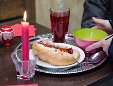 В Red owl подавали только «красную» еду. Это овощной суп, хот-дог с добавлением паприки, красного лука, кетчупа и морс