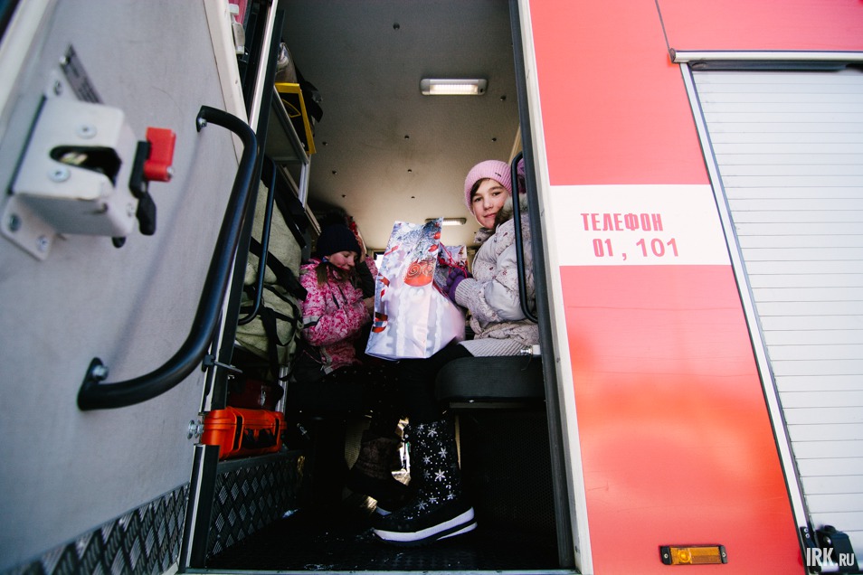 После мероприятия детей развезли по домам на пожарных машинах.