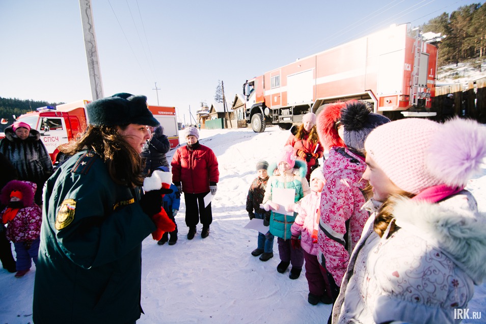 Пожарные провели для детей игры, пели с ними новогодние песни, водили хороводы.