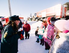 Пожарные провели для детей игры, пели с ними новогодние песни, водили хороводы.