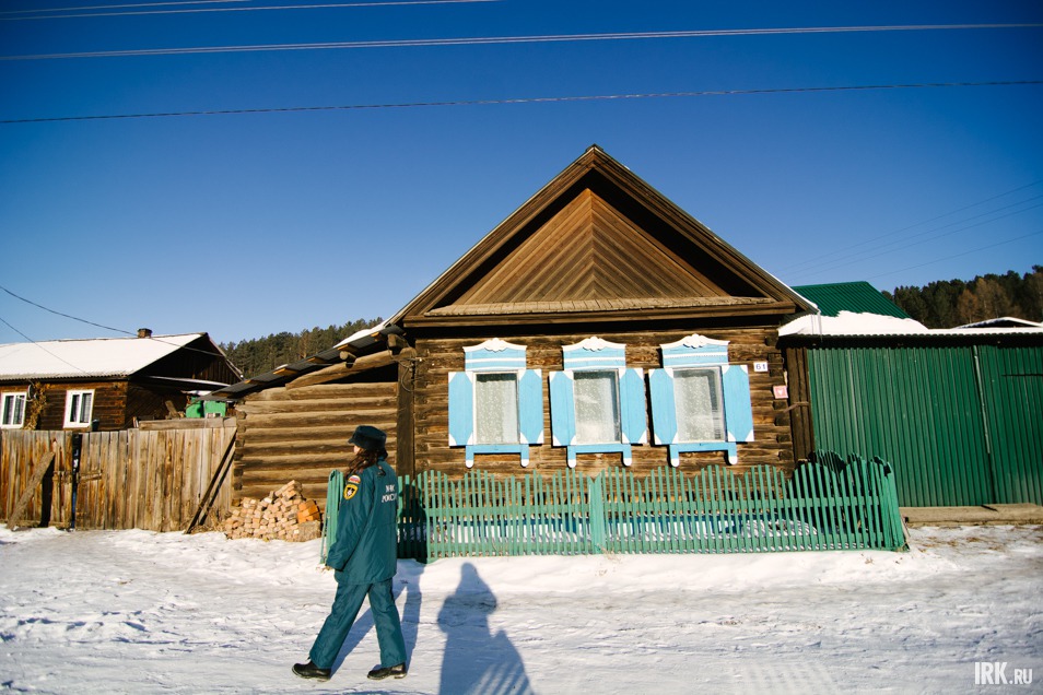 Сотрудники МЧС напомнили взрослым и детям об осторожном обращении с огнем, раздали памятки.