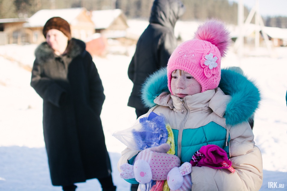 Детям вручали тёплые подарки — носки, варежки, шапки.