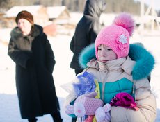 Детям вручали тёплые подарки — носки, варежки, шапки.