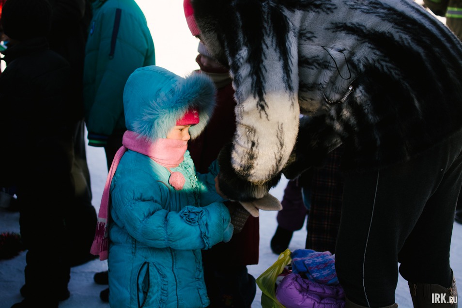 Детям также вручили сладкие подарки.