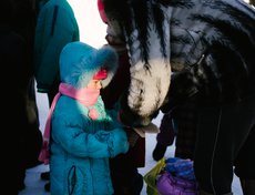 Детям также вручили сладкие подарки.