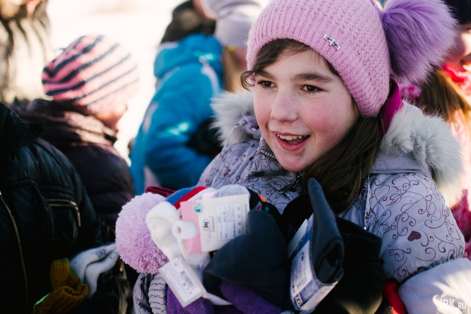 Деревенские ребята были очень довольны подаркам и внезапному визиту Деда Мороза.