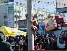 Одним из самых любимых развлечений горожан на Масленицу — лазание на столб за подарками