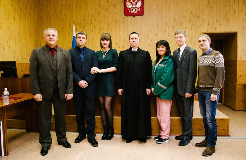 Участники игрового судебного процесса для журналистов