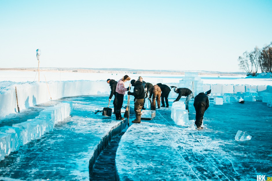 Строительство ледяного комплекса началось 6 января и завершится 18 января.