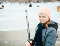Любе 13 лет, она учится в 6 классе и занимается в Театре народной драмы. Помогает всем понемножку, в основном чистит лёд от снега.