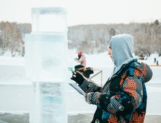 Данил Арбатский, 21 год. Учится на первом курсе магистратуры ИРНИТУ на архитектора. Иордань он строит впервые, сюда его позвала однокурсница.
