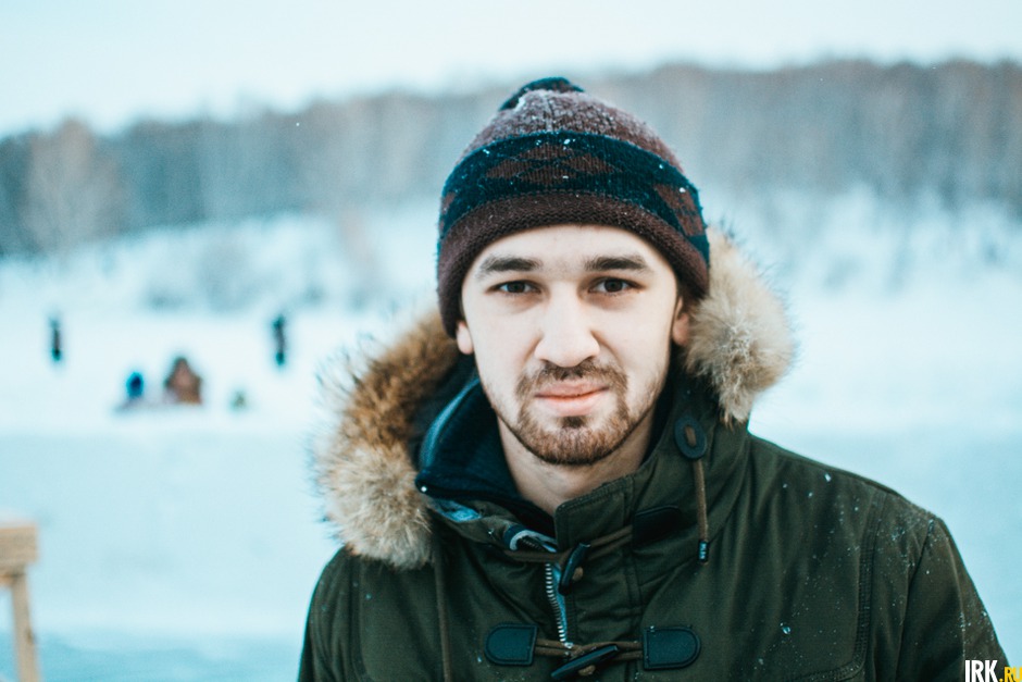 Сергей Кузнецов, 22 года. Студент 4 курса специальности прикладной геодезии, ИРНИТУ. Строительством иордани занимается второй год, планирует помогать каждый год. «Здесь требуется точный глаз, а я им обладаю», – говорит Сергей.
