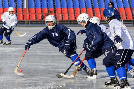 Хоккеисты на тренировке. Фото Юрия Назырова