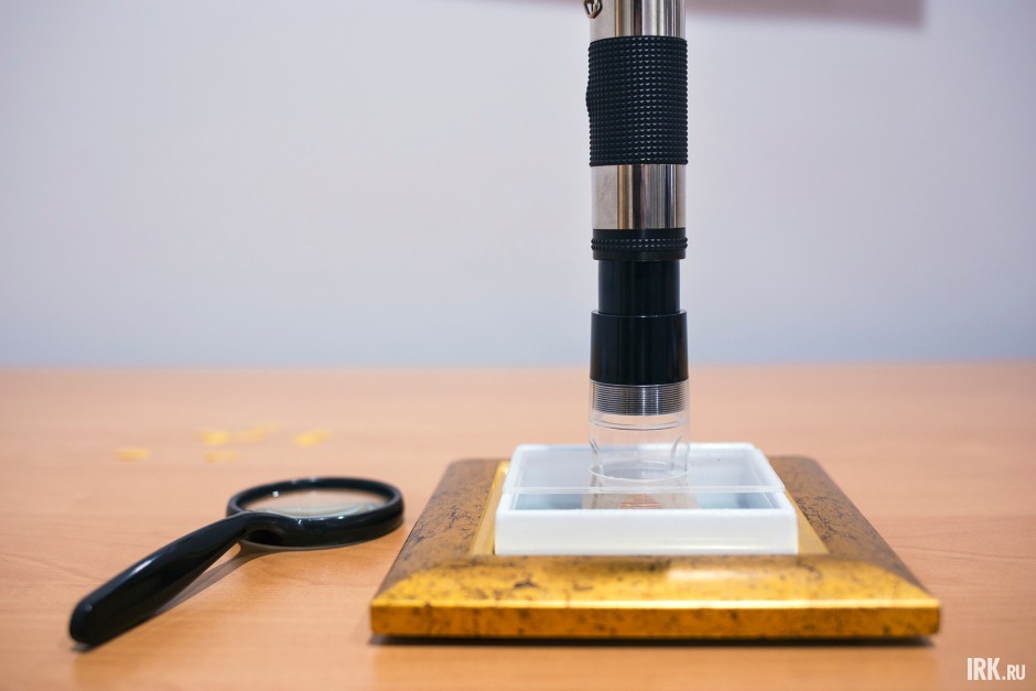 Каждая микроминиатюра снабжена оптической системой для просмотра.