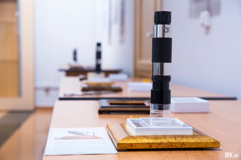 Работы Анатолия Коненко настолько малы, что разглядеть их можно лишь под микроскопом или с помощью лупы.