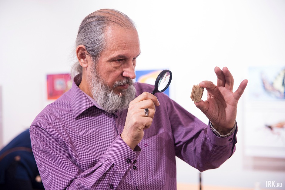 Анатолий Коненко входит в тройку самых талантливых микроминиатюристов в мире.