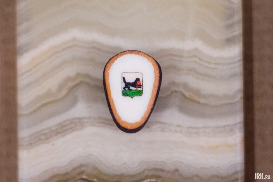 Специально для выставки в Иркутске Анатолий Коненко изготовил герб нашего города на срезе кедрового орешка.