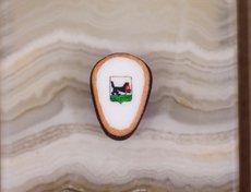 Специально для выставки в Иркутске Анатолий Коненко изготовил герб нашего города на срезе кедрового орешка.