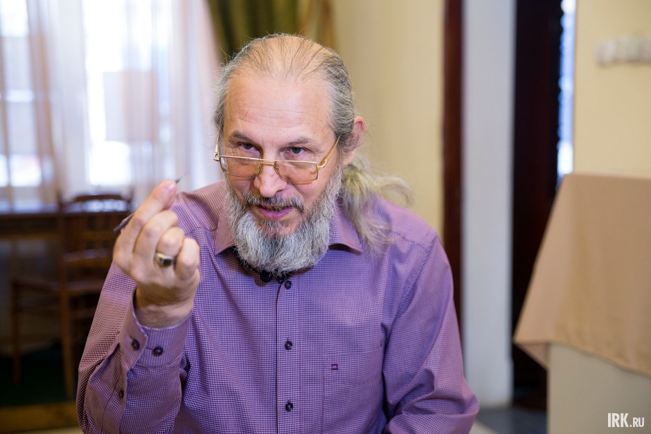 Анатолий Коненко занимается искусством микроминиатюры с 1981 года. Первым в Сибири освоил технологию нанесения изображений на рисовые, маковые зёрна, а также технику письма на человеческом волосе.