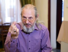 Анатолий Коненко занимается искусством микроминиатюры с 1981 года. Первым в Сибири освоил технологию нанесения изображений на рисовые, маковые зёрна, а также технику письма на человеческом волосе.