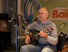 Программа фестиваля была поделена на две части: дневной концерт, на котором выступили исполнители авторской песни, и вечерний рок-концерт. На фото автор и исполнитель Александр Ощепков
