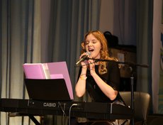 Вечерний концерт. На фото участница группы Just Trio