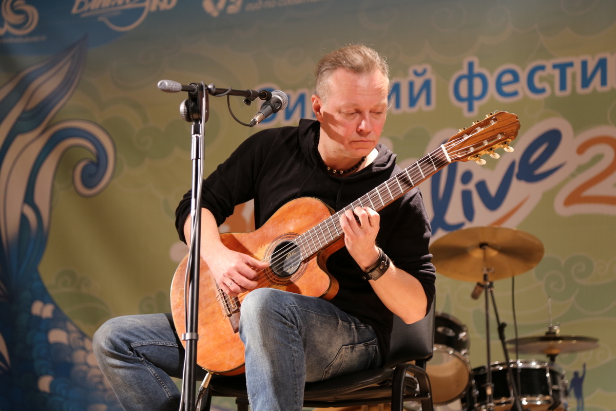 Гость фестиваля, фронтмен группы «Оргия праведников» Сергей Калугин (г. Москва)