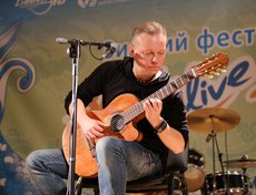 Гость фестиваля, фронтмен группы «Оргия праведников» Сергей Калугин (г. Москва)