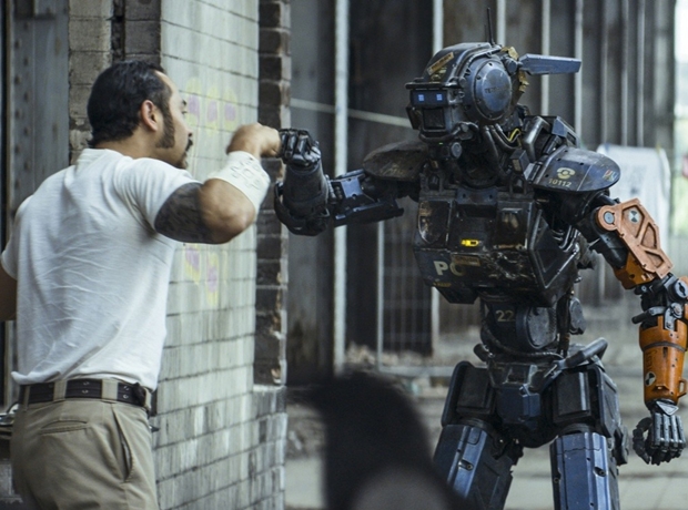 Кадр из фильма «Робот по имени Чаппи». Фото с сайта www.kinopoisk.ru