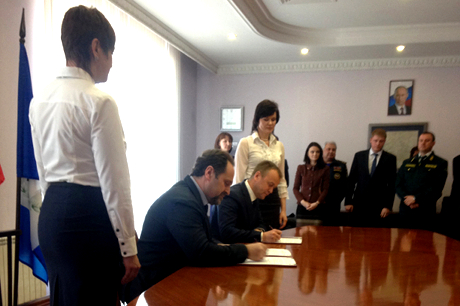 Сергей Донской и Сергей Ерощенко подписывают соглашение. Фото ИА «Иркутск онлайн»