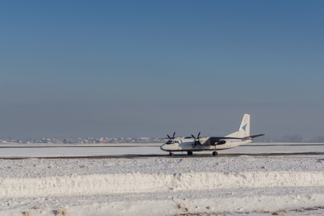 Самолет на взлетно-посадочной полосе. Автор фото — Илья Татарников