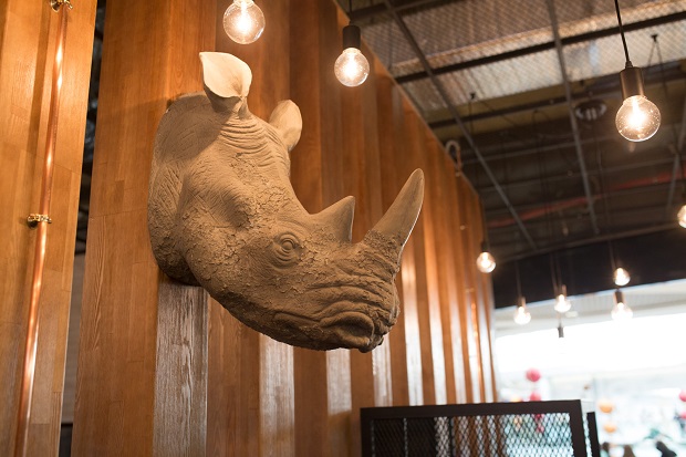 Нескучные детали завершают образ молодежного демократичного бара.