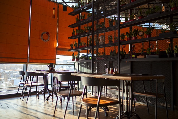 В просторном зале нового «Антрекота» каждый будет чувствовать себя комфортно.