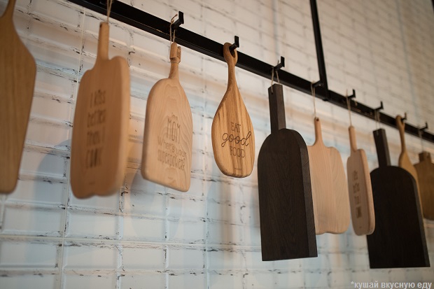 Предметы декора преимущественно из натуральных материалов.