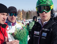 Победитель мужского слалома Алексей Андреевский (справа)