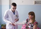 Микрохирург Денис Корнилов с пациенткой. Фото Валерии Алтарёвой