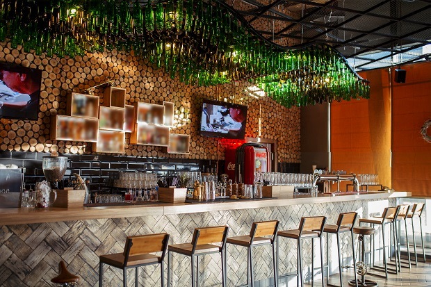 Любителям пообщаться и понаблюдать за приготовлением напитков будет удобно за барной стойкой.