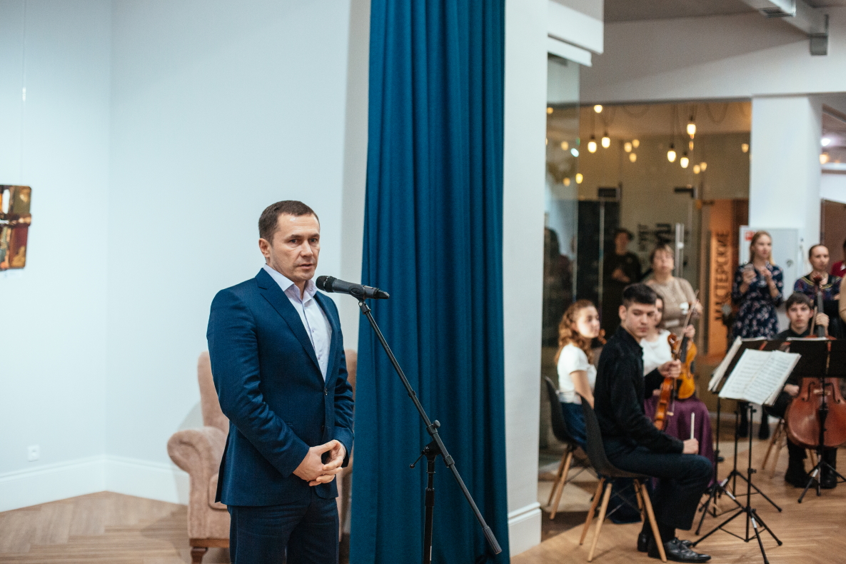 С приветственным словом выступил мэр Иркутска Дмитрий Бердников.