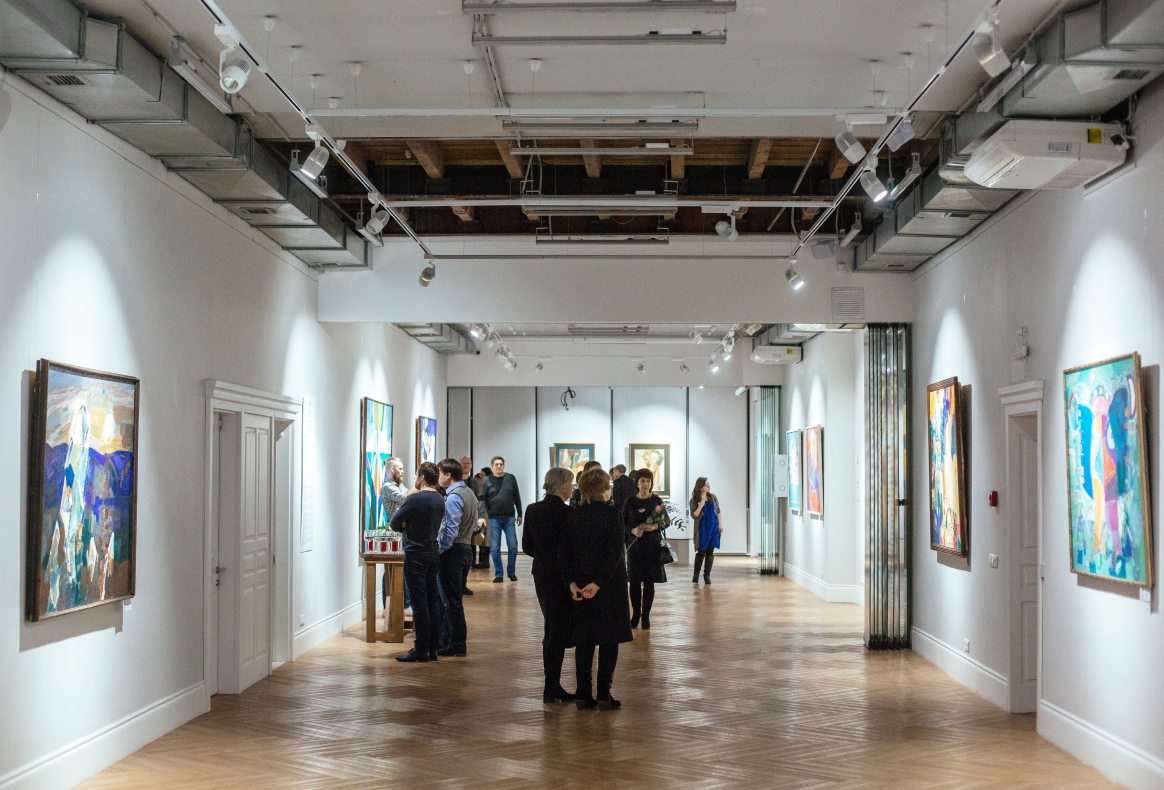 Презентация выставки «Легенды» состоялась в Иркутской галерее Виктора Бронштейна.