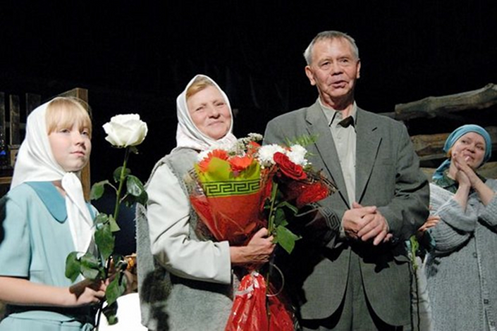 Писатель Валентин Распутин с актрисами спектакля «Последний срок». Фото с сайта www.dramteatr.ru