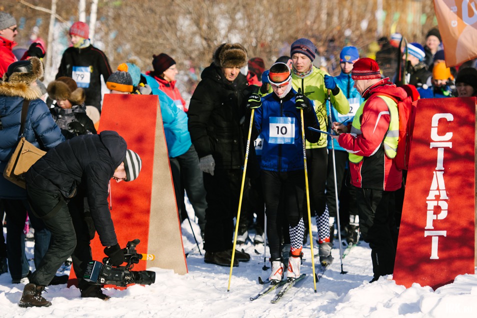 В гонках участвовали лыжники разных возрастных категорий.