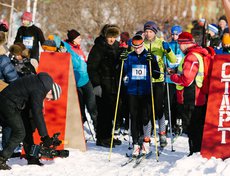 В гонках участвовали лыжники разных возрастных категорий.