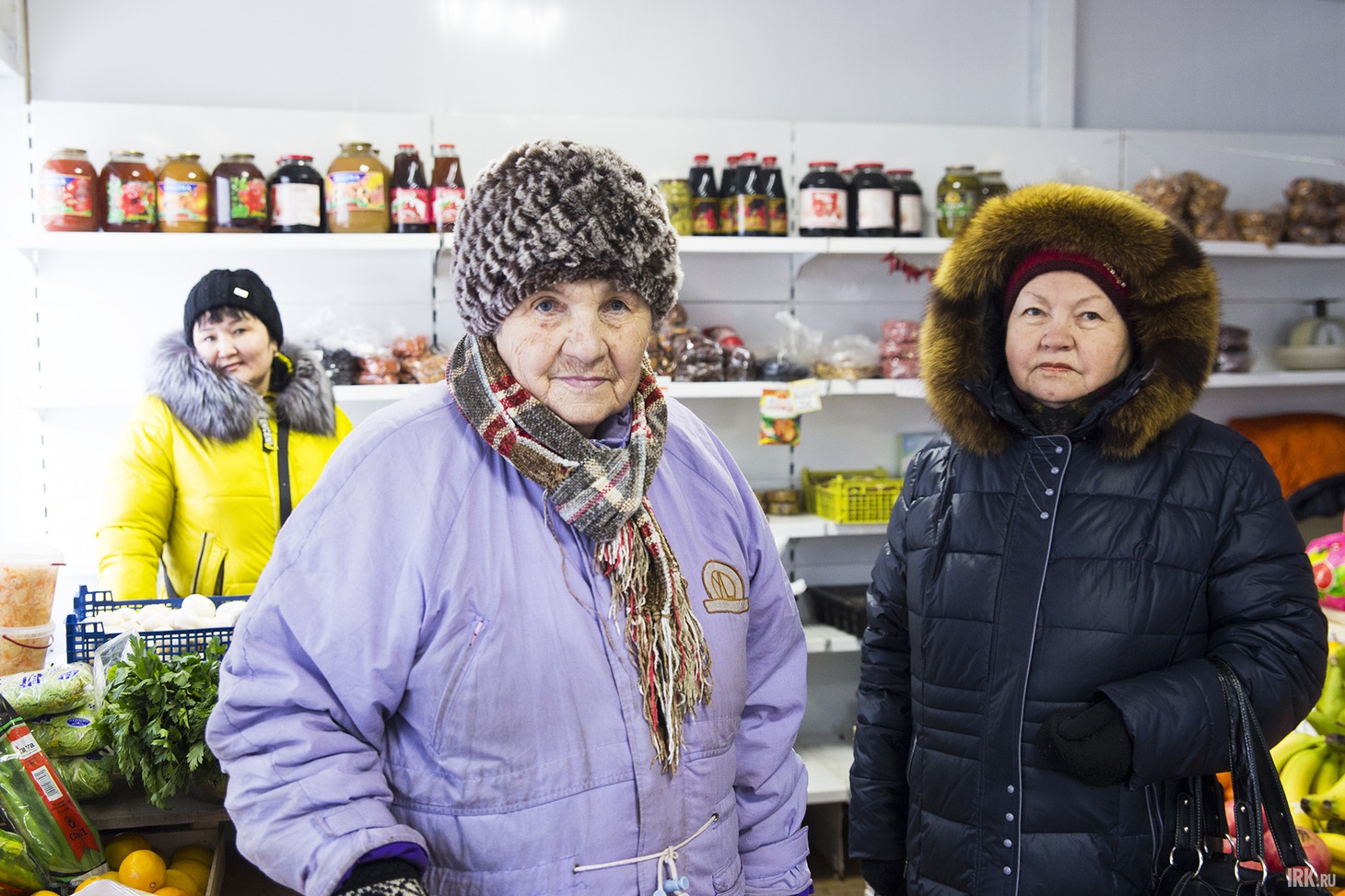 Продавцы фруктовой точки дают пенсионерам продукты в долг