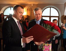 15 марта 2014 года. Празднование дня рождения Валентина Распутина в Иркутском академическом драматическом театре имени Н. П. Охлопкова. Именинника поздравляет губернатор Сергей Ерощенко. Фото пресс-службы правительства Иркутской области