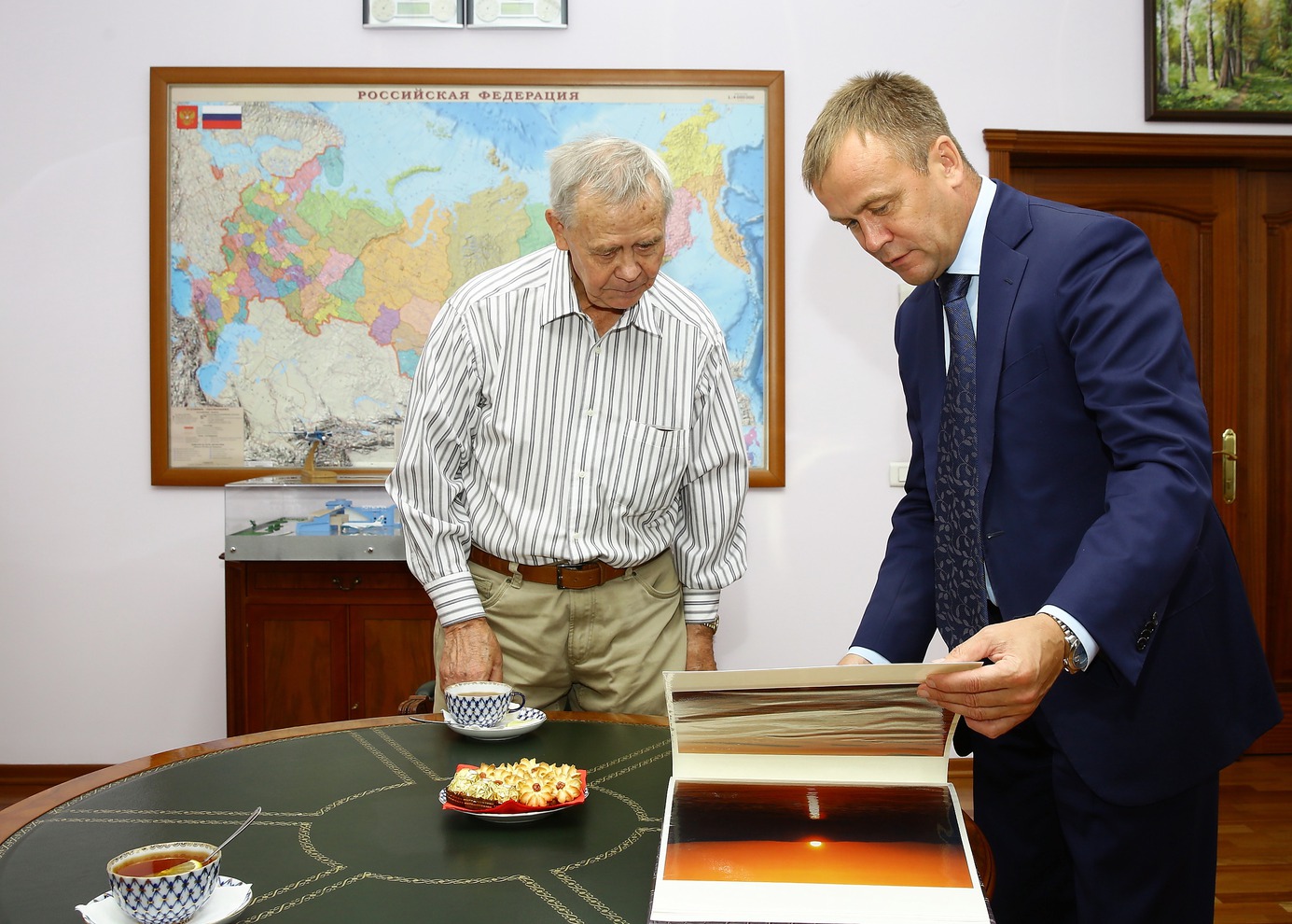 2014 год. Валентин Распутин и губернатор Иркутской области Сергей Ерощенко. Автор фото — Александр Шудыкин