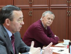 Иркутск, 1 октября 2010 года. Валентин Распутин на встрече с писателями в библиотеке Дома Файнберга. Фото предоставлено Иркутской областной библиотекой имени И. И. Молчанова-Сибирского