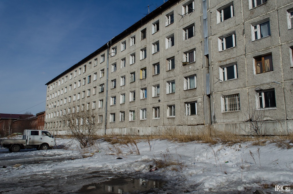 Но бесхозный дом стремительно ветшает.